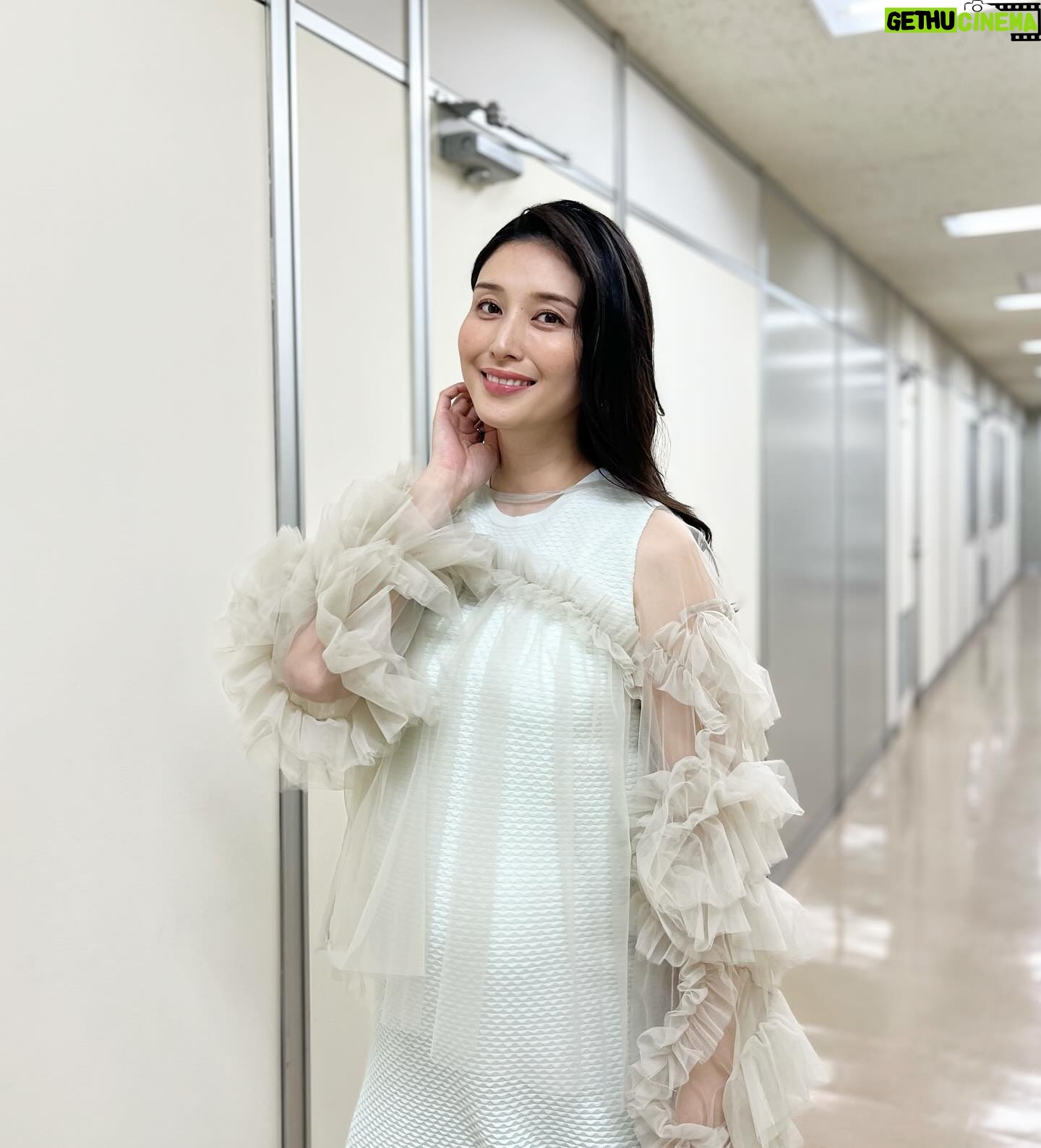 Manami Hashimoto Instagram - 明日放送の #NHK #土スタ イエナガスペシャルで町田啓太さんが出演されるので私も少しVTR出演します😊 衣装可愛い💓お腹も目立ってきました🤰 チュール @niana_bflat ワンピ @lanvin_en_bleu_womens イヤリング @sorbet_accessory リング @agu_officia @higashiyamapr ブーツ @labelleetudo_official