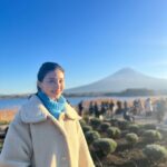 Manami Hashimoto Instagram - このあと、6時30分♨から　#テレビ東京 　大久保川村の #温泉タオル集め旅 ✨🗻富士見の絶景露天めぐり🗻✨ 富士山がとっても綺麗で絶景露天風呂ばかりでした！果たしてタオルは集められたのか！？ ご覧ください😊 衣装 コート @wilfully_official ボレロ j1u-by-labelleetude ワンピ @emmi.jp ピアス @sesari_accessory イヤーカフ @mimi33_official ローファー @daniella_and_gemma