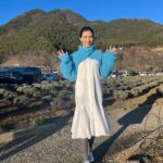 Manami Hashimoto Instagram - このあと、6時30分♨から　#テレビ東京 　大久保川村の #温泉タオル集め旅 ✨🗻富士見の絶景露天めぐり🗻✨ 富士山がとっても綺麗で絶景露天風呂ばかりでした！果たしてタオルは集められたのか！？ ご覧ください😊 衣装 コート @wilfully_official ボレロ j1u-by-labelleetude ワンピ @emmi.jp ピアス @sesari_accessory イヤーカフ @mimi33_official ローファー @daniella_and_gemma