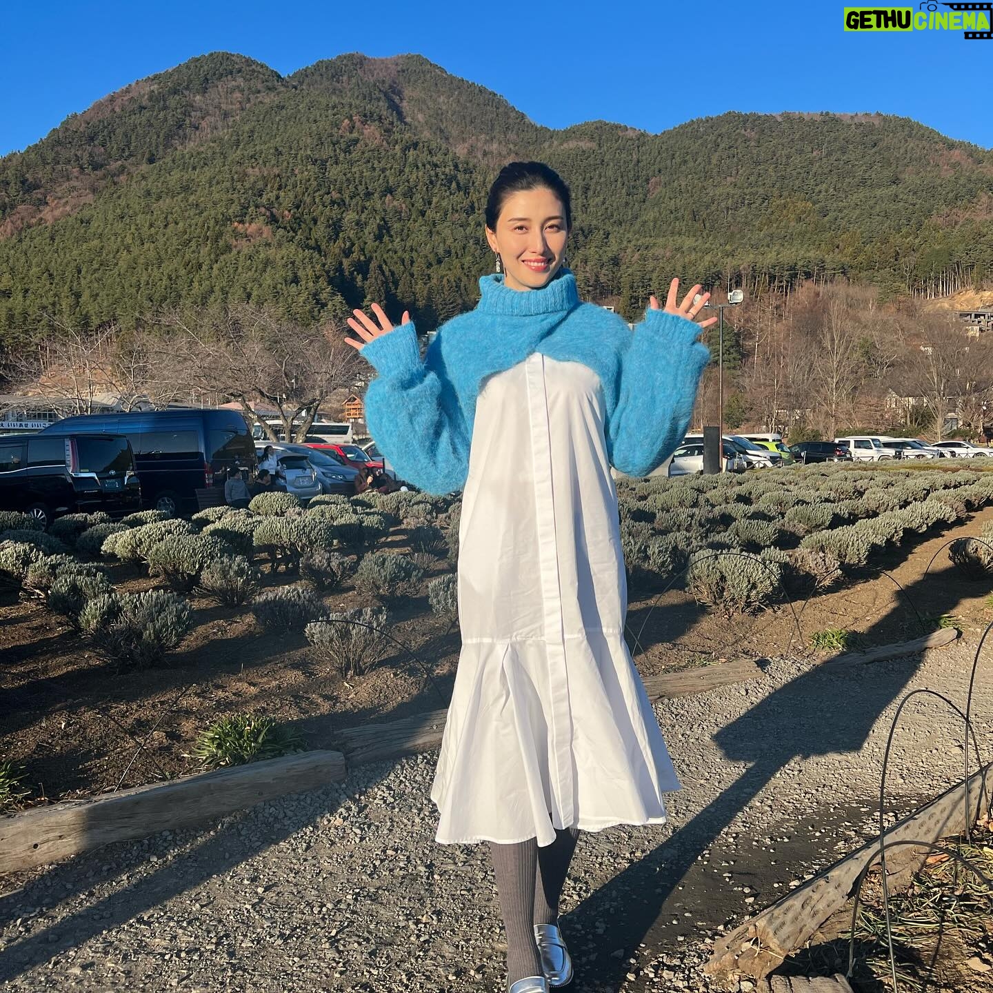 Manami Hashimoto - 8.3K Likes - このあと、6時30分♨から #テレビ東京
大久保川村の #温泉タオル集め旅
✨🗻富士見の絶景露天めぐり🗻✨
富士山がとっても綺麗で絶景露天風呂ばかりでした!果たしてタオルは集められたのか!?
ご覧ください😊
衣装
コート @wilfully_official
ボレロ j1u-by-labelleetude
ワンピ @emmi.jp
ピアス @sesari_accessory
イヤーカフ @mimi33_official
ローファー @daniella_and_gemma