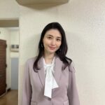 Manami Hashimoto Instagram – スーツ姿でロケをしてきました🥰🥰
衣装のスーツ
ベージュジャケット、スカート
@comme_ca_official
ベージュスーツの時のブラウス
@12twelveagenda
グレージャケット、スカート、ブラウス
@comme_ca_official