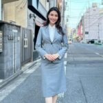 Manami Hashimoto Instagram – スーツ姿でロケをしてきました🥰🥰
衣装のスーツ
ベージュジャケット、スカート
@comme_ca_official

ベージュスーツの時のブラウス
@12twelveagenda

グレージャケット、スカート、ブラウス
@comme_ca_official