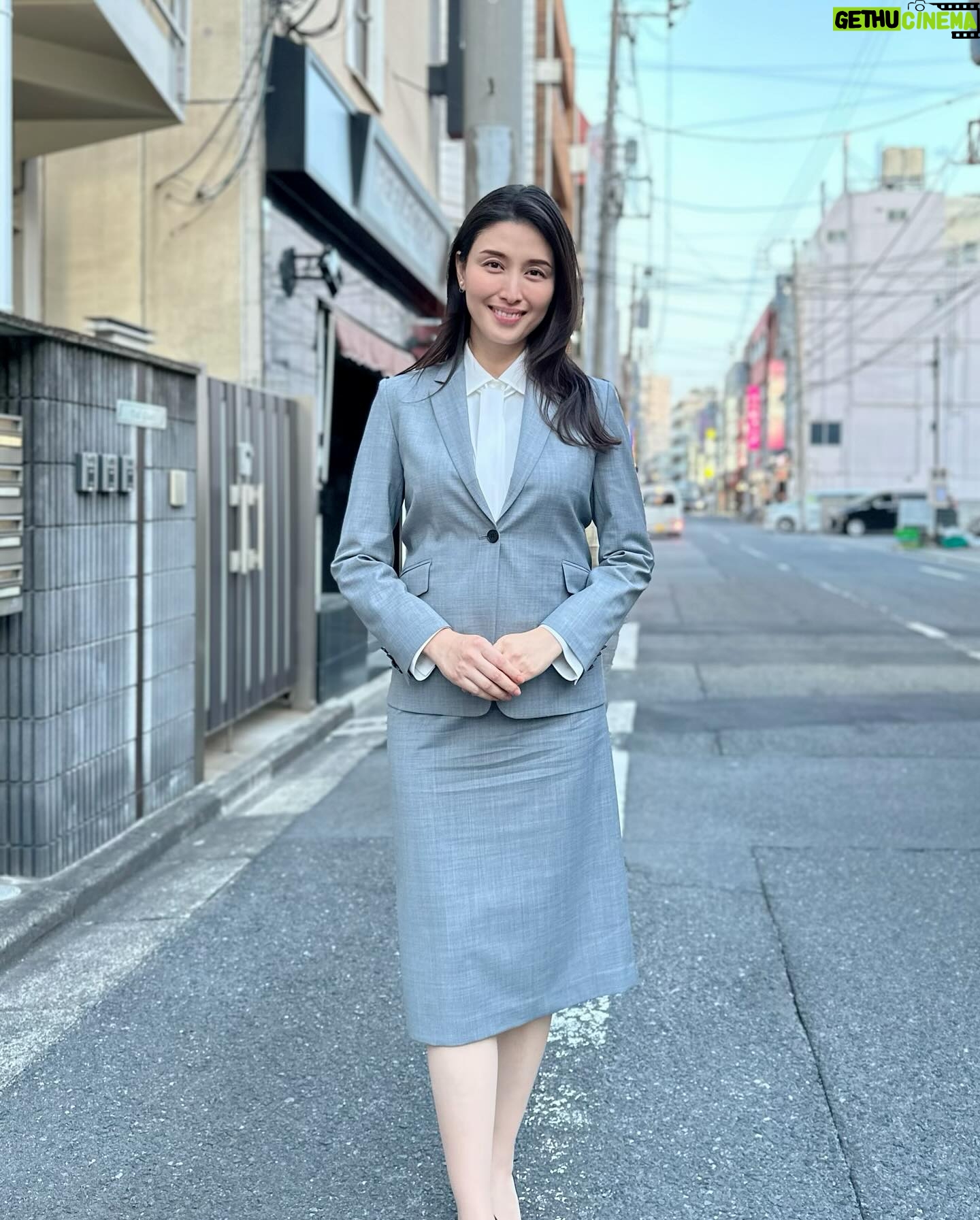 Manami Hashimoto - 7K Likes - スーツ姿でロケをしてきました🥰🥰
衣装のスーツ
ベージュジャケット、スカート
@comme_ca_official
ベージュスーツの時のブラウス
@12twelveagenda
グレージャケット、スカート、ブラウス
@comme_ca_official