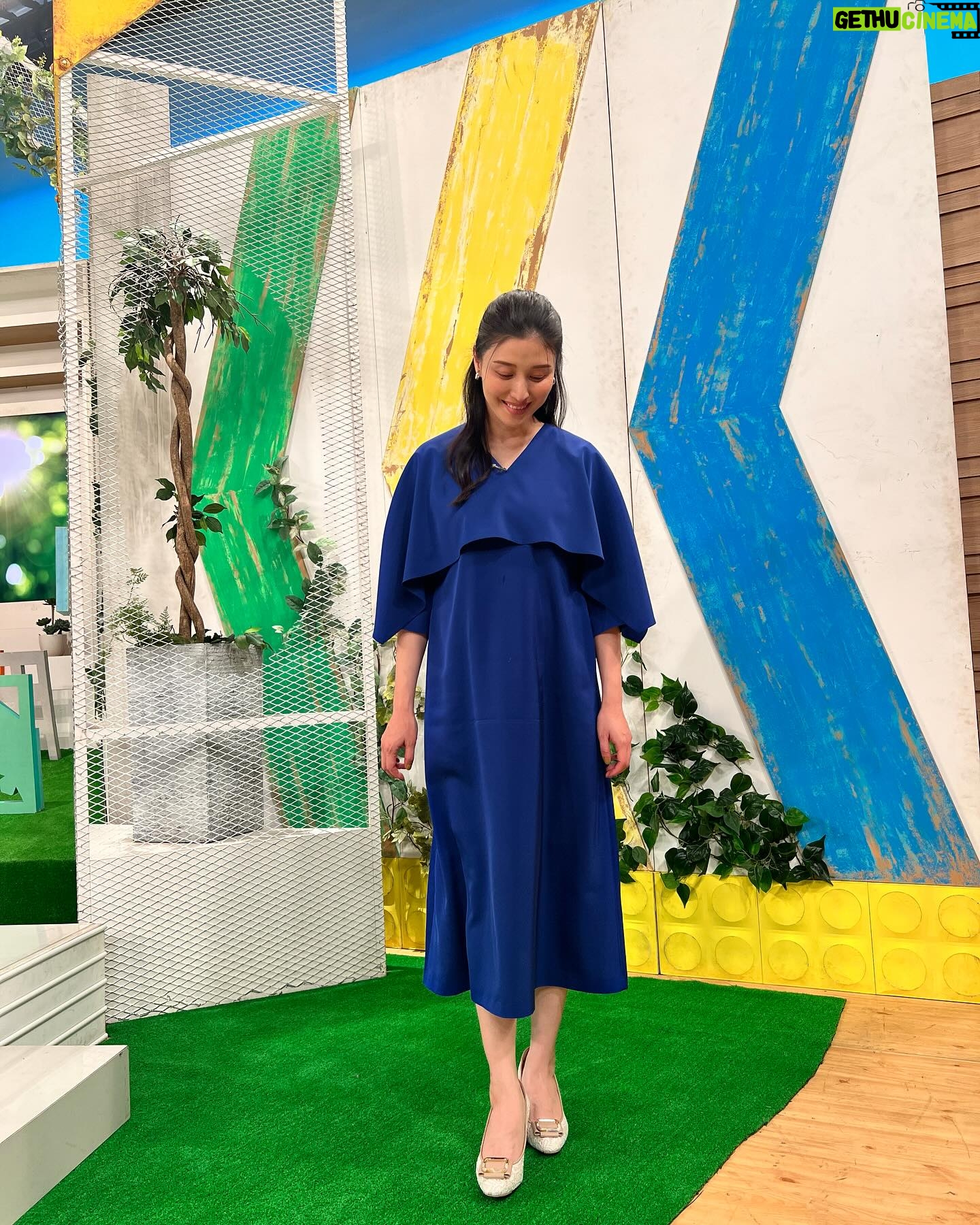 Manami Hashimoto Instagram - おはようございます☀ 普段どれだけ保育園で感染症が流行っても全然かからないそんな息子が珍しく発熱して(高熱は3年ぶり💦)親としては心配心配😢バタバタしていました💨 早く良くなるといいのですが🙏子供の元気じゃない姿はみててつらいですよね。 写真は先週放送された #NHK #明日をまもるナビ の衣装です ワンピース @adore_jp #adore #adore_jp #アドーア 靴 @dianashoespress #ダイアナ #DAIANA