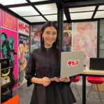 Manami Hashimoto Instagram – #漫画家イエナガの複雑社会を超定義  4月からは土曜日23時半からの放送ですよー😊NHK総合にて☺️
明日のテーマはスマートシティ！
私の衣装はスティーヴジョブズをイメージしてます🥰そしてメガネも実際ジョブズが使っていたブランドのものをスタイリストさんが用意してくださいました🤣
先週のファンダムの衣装もタグつけしておきます🎵

スマートシティの回
シャツ
@junokamoto_

パンツ
@comme_ca_official

メガネ
@globespecs_1998

イヤリング
@grossejapan

靴
@dianashoespress

ファンダムの回

ブラウス、ロンパース
@lounie_jp

靴
@kanematsu_official