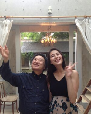 Manami Hashimoto Instagram - 今朝、篠山紀信さんが亡くなられたニュースを拝見しました。
まだ未熟な私に写真を撮られる楽しさ、作品を作るということの素晴らしさを教えてくれた方でした。いつも同じ目線に降りてきて会話をしてくださる篠山先生。撮影中はいつも今まで見たことのない私を引き出してくださいました。
写真集やDVDを作ってくださったり、コットンクラブで一緒にライブをさせていただいたり大切な思い出がたくさんです。
またいつか先生に撮っていただけるのを目標にしていましたが叶わなかったなぁ、、、
篠山先生ゆっくり休んでください。ご冥福をお祈りします。