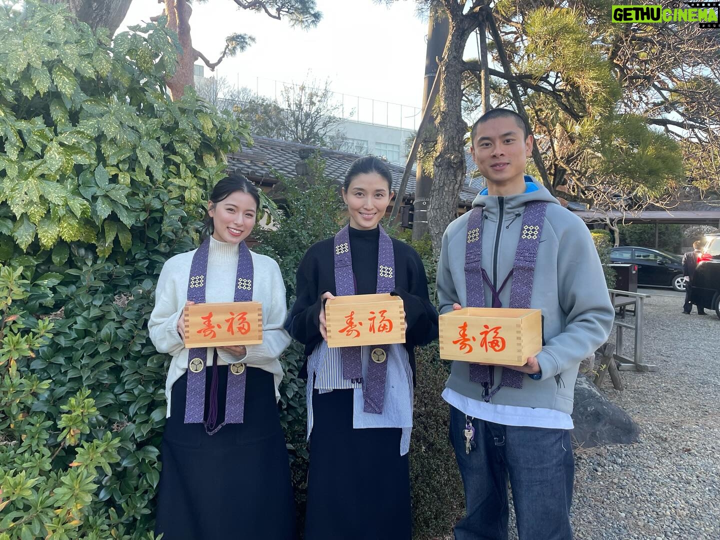 Manami Hashimoto - 6K Likes - 今日は節分😊
護国寺の豆まきに同じ事務所の葵揚くんと、ゆいかれんちゃんと出席してきました🥰息子も連れていったので豆まきにハイテンションでした💓
これまでの人生で節分に豆まきをあまりしたことがなかったので夢叶いました🥰今年いいことありそう(^.^)皆さんも幸多き一年になりますように🎵
#護国寺 #豆まき