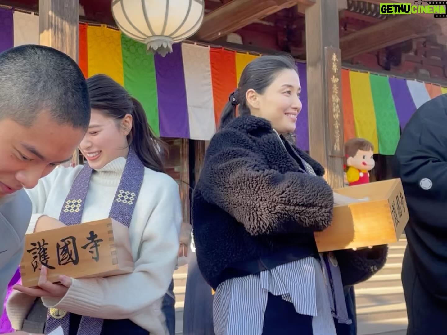 Manami Hashimoto Instagram - 今日は節分😊 護国寺の豆まきに同じ事務所の葵揚くんと、ゆいかれんちゃんと出席してきました🥰息子も連れていったので豆まきにハイテンションでした💓 これまでの人生で節分に豆まきをあまりしたことがなかったので夢叶いました🥰今年いいことありそう(^.^)皆さんも幸多き一年になりますように🎵 #護国寺 #豆まき