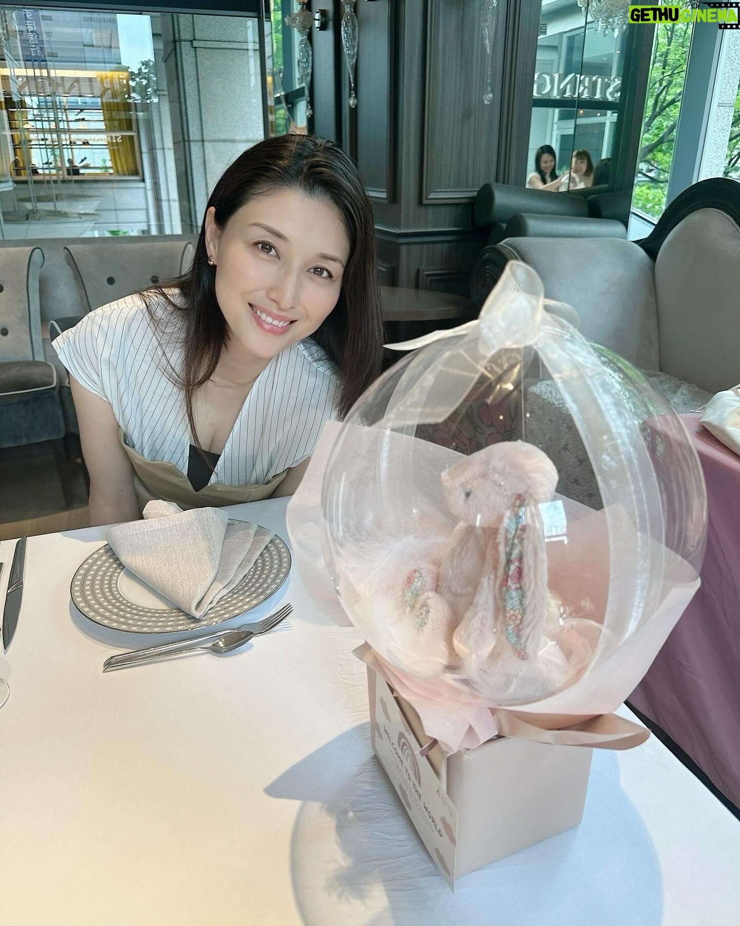 Manami Hashimoto - 7.2K Likes - 仲良しの友人たちがベビーシャワーをやってくれました💓嬉し🥰
出産まであともう少し!まだ産休には入りませんが、体調整えながら無事産まれてきてくれるように安静にします☺️