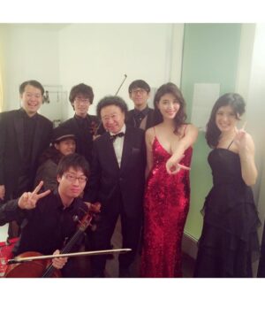 Manami Hashimoto Instagram - 今朝、篠山紀信さんが亡くなられたニュースを拝見しました。
まだ未熟な私に写真を撮られる楽しさ、作品を作るということの素晴らしさを教えてくれた方でした。いつも同じ目線に降りてきて会話をしてくださる篠山先生。撮影中はいつも今まで見たことのない私を引き出してくださいました。
写真集やDVDを作ってくださったり、コットンクラブで一緒にライブをさせていただいたり大切な思い出がたくさんです。
またいつか先生に撮っていただけるのを目標にしていましたが叶わなかったなぁ、、、
篠山先生ゆっくり休んでください。ご冥福をお祈りします。