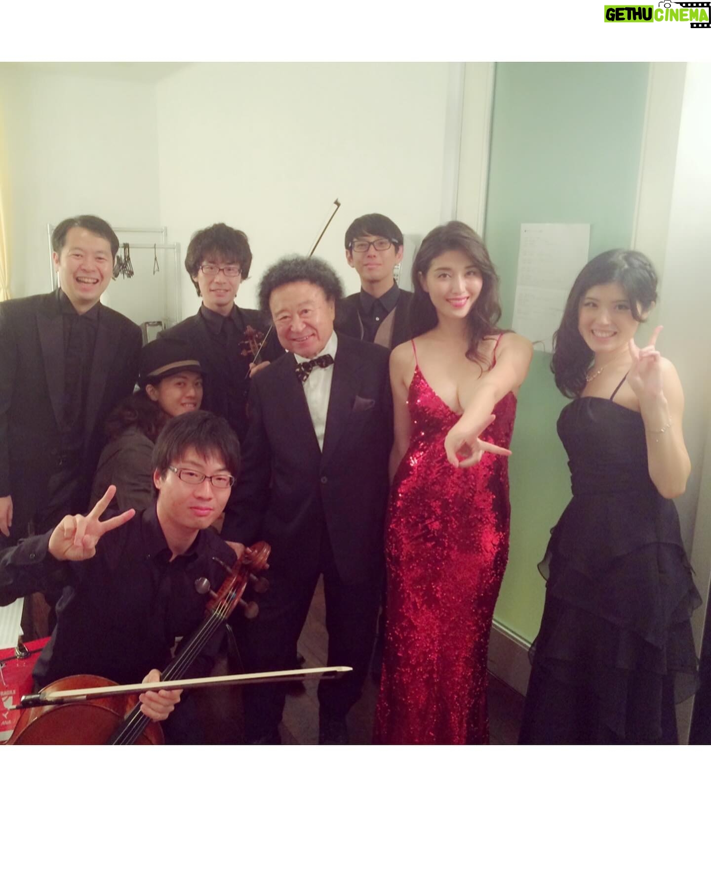 Manami Hashimoto - 12.2K Likes - 今朝、篠山紀信さんが亡くなられたニュースを拝見しました。
まだ未熟な私に写真を撮られる楽しさ、作品を作るということの素晴らしさを教えてくれた方でした。いつも同じ目線に降りてきて会話をしてくださる篠山先生。撮影中はいつも今まで見たことのない私を引き出してくださいました。
写真集やDVDを作ってくださったり、コットンクラブで一緒にライブをさせていただいたり大切な思い出がたくさんです。
またいつか先生に撮っていただけるのを目標にしていましたが叶わなかったなぁ、、、
篠山先生ゆっくり休んでください。ご冥福をお祈りします。