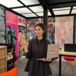 Manami Hashimoto Instagram – #漫画家イエナガの複雑社会を超定義  4月からは土曜日23時半からの放送ですよー😊NHK総合にて☺️
明日のテーマはスマートシティ！
私の衣装はスティーヴジョブズをイメージしてます🥰そしてメガネも実際ジョブズが使っていたブランドのものをスタイリストさんが用意してくださいました🤣
先週のファンダムの衣装もタグつけしておきます🎵

スマートシティの回
シャツ
@junokamoto_

パンツ
@comme_ca_official

メガネ
@globespecs_1998

イヤリング
@grossejapan

靴
@dianashoespress

ファンダムの回

ブラウス、ロンパース
@lounie_jp

靴
@kanematsu_official