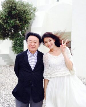 Manami Hashimoto Instagram - 今朝、篠山紀信さんが亡くなられたニュースを拝見しました。
まだ未熟な私に写真を撮られる楽しさ、作品を作るということの素晴らしさを教えてくれた方でした。いつも同じ目線に降りてきて会話をしてくださる篠山先生。撮影中はいつも今まで見たことのない私を引き出してくださいました。
写真集やDVDを作ってくださったり、コットンクラブで一緒にライブをさせていただいたり大切な思い出がたくさんです。
またいつか先生に撮っていただけるのを目標にしていましたが叶わなかったなぁ、、、
篠山先生ゆっくり休んでください。ご冥福をお祈りします。