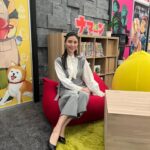 Manami Hashimoto Instagram – #漫画家イエナガの複雑社会を超定義  4月からは土曜日23時半からの放送ですよー😊NHK総合にて☺️
明日のテーマはスマートシティ！
私の衣装はスティーヴジョブズをイメージしてます🥰そしてメガネも実際ジョブズが使っていたブランドのものをスタイリストさんが用意してくださいました🤣
先週のファンダムの衣装もタグつけしておきます🎵

スマートシティの回
シャツ
@junokamoto_

パンツ
@comme_ca_official

メガネ
@globespecs_1998

イヤリング
@grossejapan

靴
@dianashoespress

ファンダムの回

ブラウス、ロンパース
@lounie_jp

靴
@kanematsu_official