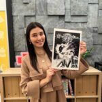 Manami Hashimoto Instagram - #漫画家イエナガの複雑社会を超定義 テーマ　#オートファジー の時の衣装😊 ワンピース、ジャケット、イヤリング @lanvin_en_bleu_womens 靴 @dianashoespress 紺色のワンピース ワンピース @panormo_official イヤリング @monamie79_official 靴 @himiko_shoes