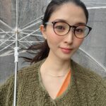 Manami Hashimoto Instagram – 雨と風の中、仕事からへ。
髪の毛が元々天然パーマなので雨の日は絶対におろせない😅
結んでも顔周りのうねりがすごいです🤣
長靴は最近ゲットした @aiglejapan