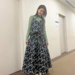 Manami Hashimoto Instagram - 新年早々、地震や事故のニュースに心痛めていました。亡くなられた方々のご冥福をお祈りします。まだまだ油断できない状況だと思いますが被害がさらに拡大しないこと、そして皆様のご無事を祈っています😣 今夜19時からフジテレビ　#ドレミファドン　🎵 ドラマ春になったらチームで参戦してきました。 ご覧ください！ 衣装 セットアップ @un3d_official シアニット @martinique_official イヤーカフ @mimi33_official リング @yoaa.official @higasiyamapr リング @vendomeaoyama_official シューズ @alm._official