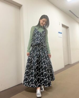 Manami Hashimoto Instagram - 新年早々、地震や事故のニュースに心痛めていました。亡くなられた方々のご冥福をお祈りします。まだまだ油断できない状況だと思いますが被害がさらに拡大しないこと、そして皆様のご無事を祈っています😣

今夜19時からフジテレビ　#ドレミファドン　🎵
ドラマ春になったらチームで参戦してきました。
ご覧ください！

衣装
セットアップ @un3d_official
シアニット @martinique_official
イヤーカフ @mimi33_official
リング @yoaa.official @higasiyamapr
リング @vendomeaoyama_official
シューズ @alm._official
