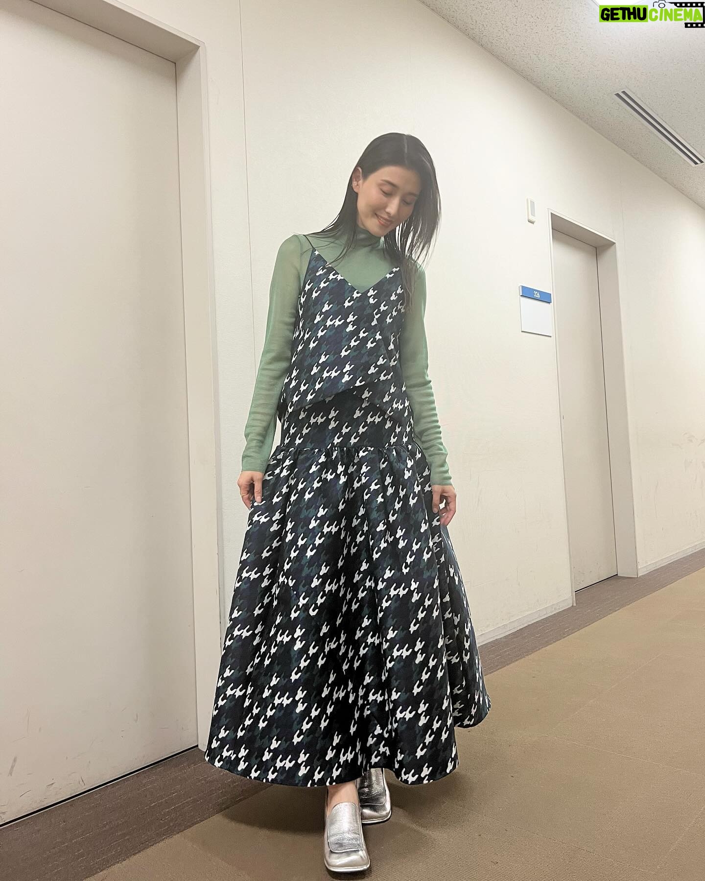 Manami Hashimoto - 6.4K Likes - 新年早々、地震や事故のニュースに心痛めていました。亡くなられた方々のご冥福をお祈りします。まだまだ油断できない状況だと思いますが被害がさらに拡大しないこと、そして皆様のご無事を祈っています😣
今夜19時からフジテレビ #ドレミファドン 🎵
ドラマ春になったらチームで参戦してきました。
ご覧ください!
衣装
セットアップ @un3d_official
シアニット @martinique_official
イヤーカフ @mimi33_official
リング @yoaa.official @higasiyamapr
リング @vendomeaoyama_official
シューズ @alm._official