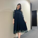 Manami Hashimoto Instagram - #漫画家イエナガの複雑社会を超定義 テーマ　#オートファジー の時の衣装😊 ワンピース、ジャケット、イヤリング @lanvin_en_bleu_womens 靴 @dianashoespress 紺色のワンピース ワンピース @panormo_official イヤリング @monamie79_official 靴 @himiko_shoes