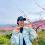 Manami Hashimoto Instagram – 今年もお誘いいただいて2回目の山梨県桃源郷💕田中農園さん。
満開の桃の花を見ながら栄養たっぷりとに育ったイワナをいただいて採れたての山菜や山椒の天ぷら、手打ちの手作りうどん、バーベキュー、美味しいものをたんまりいただきました😍😍お天気も良くサイコーすぎました(^ ^)とにかく癒された☺️
