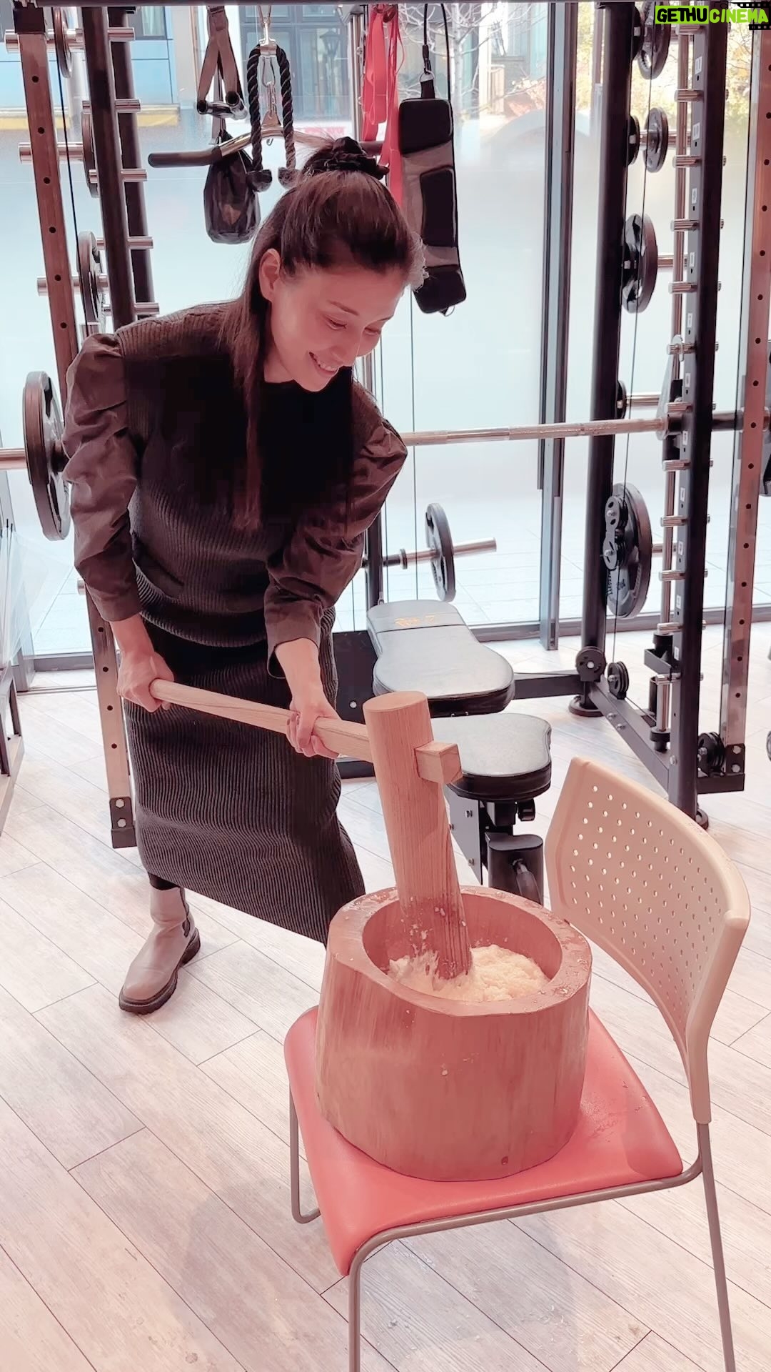Manami Hashimoto Instagram - 大晦日は友人たちと餅つき😊 早く食べたくて餅はもちもちではなくて、米粒が残った餅米でした🤣でも楽しかったし美味しかったぁ! 今年も皆様ありがとうございました💓来年もいい一年になりますように!良いお年をお迎えください🎵