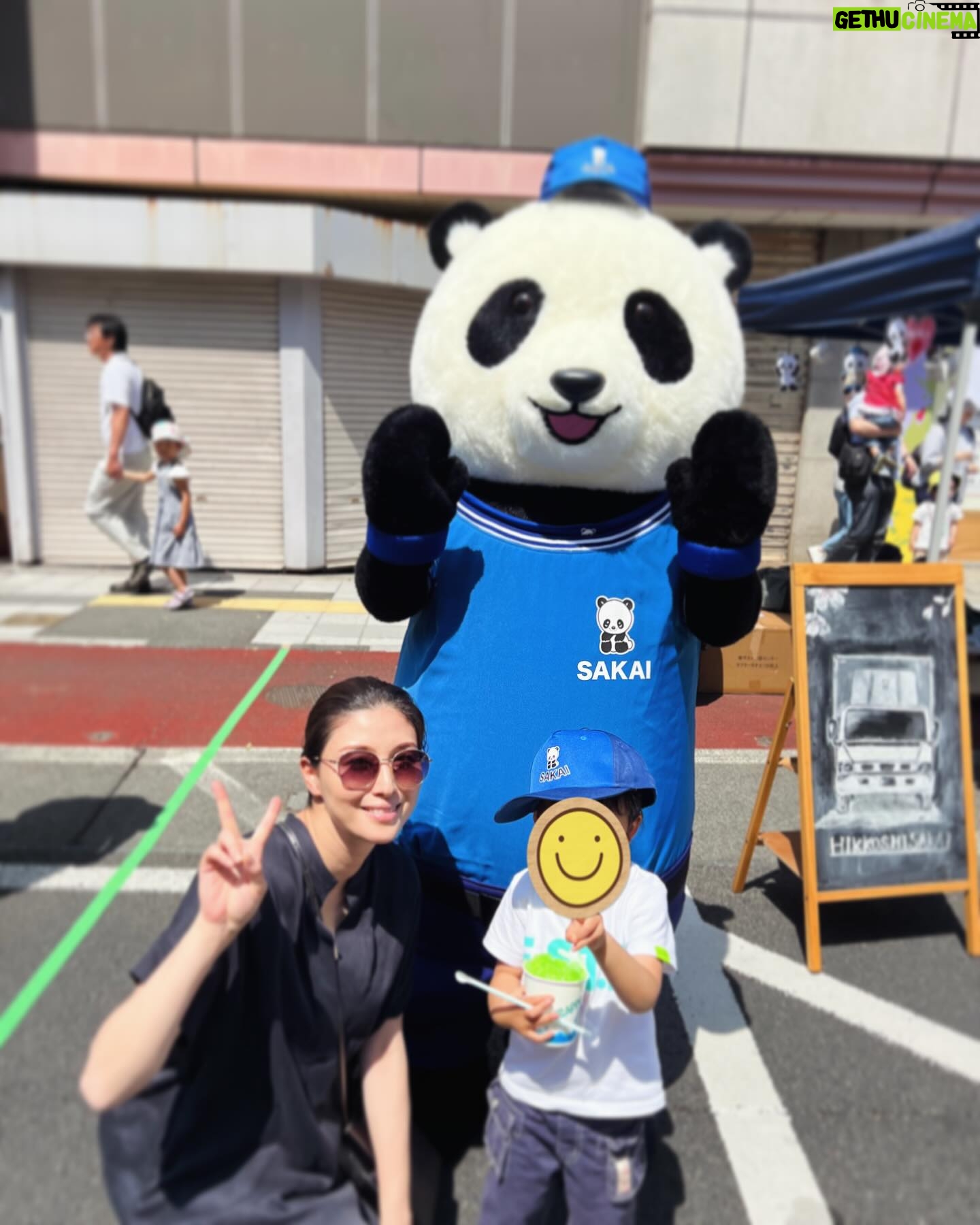Manami Hashimoto Instagram - こどもの日🎏 地元山形でお目当てのイベントがあったので行ってきました😊 山形市のメイン通り七日町の道路が働く車でいっぱいになるイベント🚗 消防車に乗ったり、かき氷食べたり、息子が好きなサカイ引越センターのトラックに乗れたりとっても満喫できました。 鯉のぼりがたくさん泳いでいる河原にもいけて充実したこどもの日になりました💓 #山形 #七日町 #はたらく車大集合 #こどもの日 #鯉のぼり #扇屋 #肉そば #肉中華