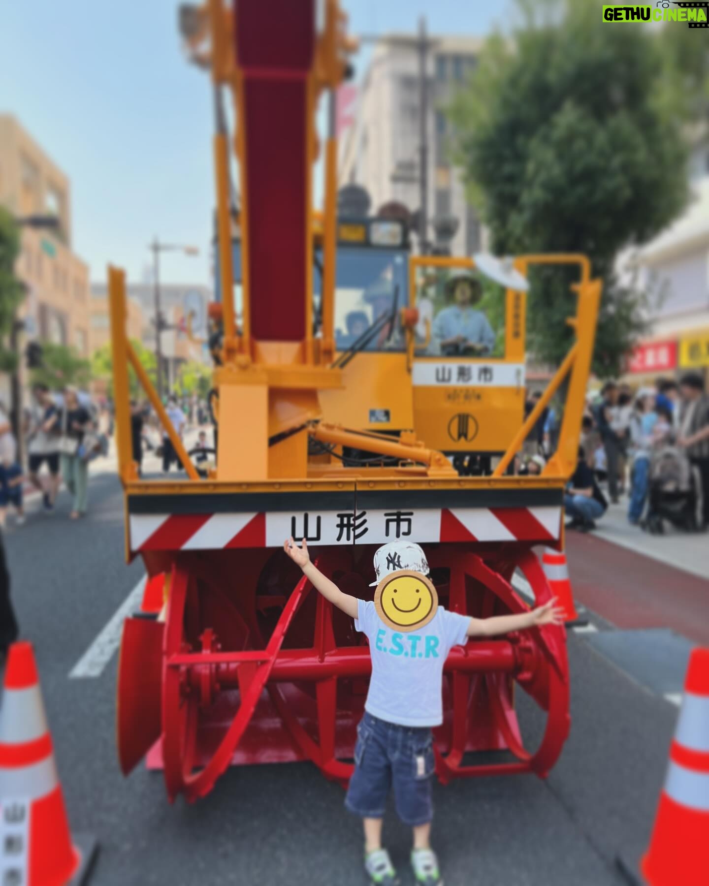 Manami Hashimoto Instagram - こどもの日🎏 地元山形でお目当てのイベントがあったので行ってきました😊 山形市のメイン通り七日町の道路が働く車でいっぱいになるイベント🚗 消防車に乗ったり、かき氷食べたり、息子が好きなサカイ引越センターのトラックに乗れたりとっても満喫できました。 鯉のぼりがたくさん泳いでいる河原にもいけて充実したこどもの日になりました💓 #山形 #七日町 #はたらく車大集合 #こどもの日 #鯉のぼり #扇屋 #肉そば #肉中華