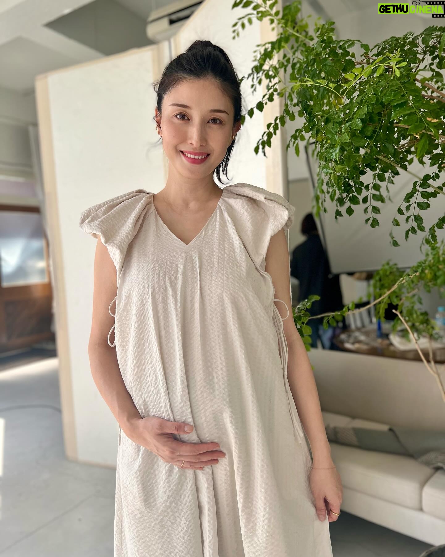 Manami Hashimoto - 26.4K Likes - いつも応援して頂き有難うございます😊
私事ではございますが
この度第二子を妊娠いたしました🤰
既に安定期には入っており初夏頃に産まれてくる予定です。
第一子の時よりも胎動を激しく感じながら愛おしい毎日です。
今年4才になる息子もお腹にちゅーしてくれたり、お気に入りのおもちゃを見せにきてくれたりと、家族一同心待ちにして元気に産まれてくることを願うばかりです。
今後とも暖かく見守っていただけたら幸いです。
体調面を考慮しながらお仕事は続けていくつもりですのでどうぞ宜しくお願い致します😊