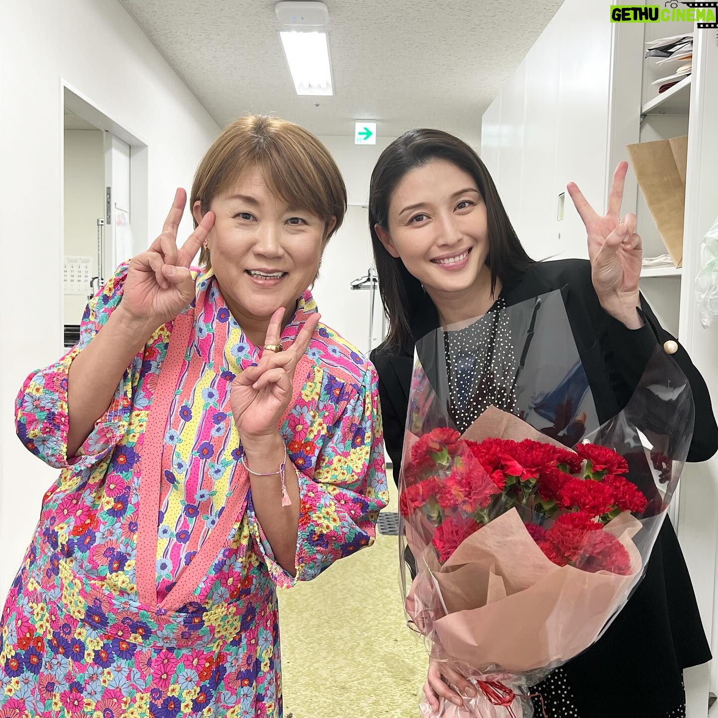 Manami Hashimoto Instagram - 昨日のバラいろダンディにて😊邦子さんが妊娠のお祝いにと花束を持ってきてくれました🥹お優しい🥹 #バラだん #山田邦子 さん