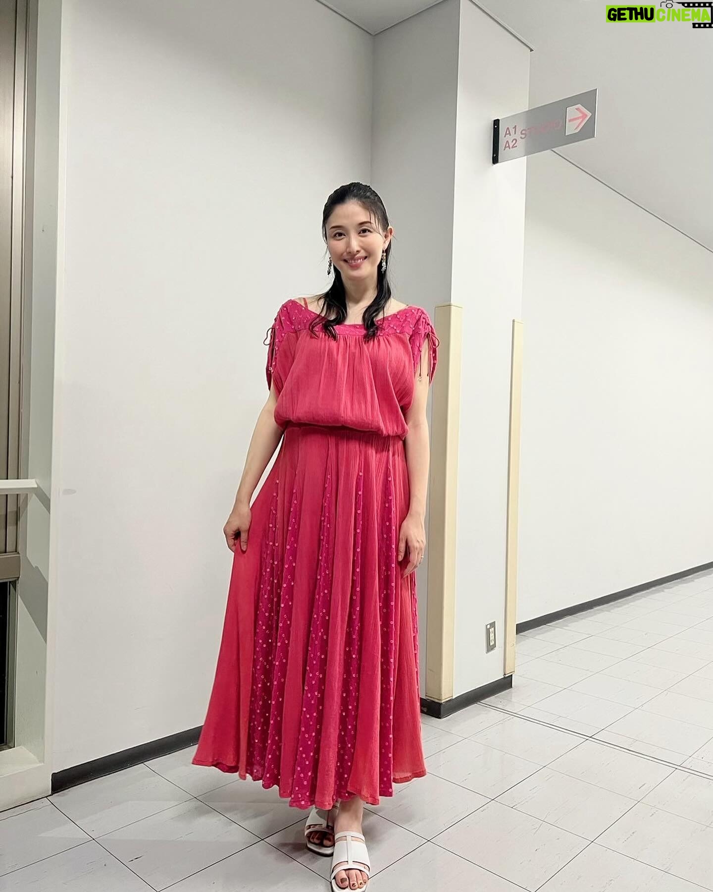 Manami Hashimoto Instagram - このあと21時から #読売テレビ #日本テレビ #秘密のケンミンショー極 ‼️ 今回は広島のタコ天に迫ります🐙 原監督と筒井真理子さんと写真を撮っていただきました💓 みてねー! それと最近の衣装たち🥰 ⭐️ケンミンショーの衣装 ワンピース @velnica_japan 靴 @katimshoes イヤリング @hiro.skyline @rhodes_showroom ⭐️青いワンピース イヤリング @ai_accessory 靴 @randa_pic