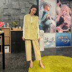 Manami Hashimoto Instagram - 先週、先々週の　#NHK #漫画家イエナガの複雑社会を超定義 はクラウドと、睡眠でした😊みていただけましたか？睡眠の回は私も興味津々！ほんとにそんな未来が来るのかなぁ？ 見逃した方はNHKプラスでぜひ☺️☺️ 衣装　(睡眠) @lanvin_en_bleu_womens イヤリング @threefourtime_official 靴 @dianashoespress (クラウド) ブラウス @akikoogawa_collection スカート @snidel_official イヤリング @grossejapan 靴 @dianashoespress