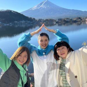 Manami Hashimoto Instagram - このあと、6時30分♨から　#テレビ東京
　大久保川村の #温泉タオル集め旅

✨🗻富士見の絶景露天めぐり🗻✨

富士山がとっても綺麗で絶景露天風呂ばかりでした！果たしてタオルは集められたのか！？
ご覧ください😊

衣装

コート @wilfully_official
ボレロ j1u-by-labelleetude
ワンピ @emmi.jp
ピアス @sesari_accessory
イヤーカフ @mimi33_official
ローファー @daniella_and_gemma