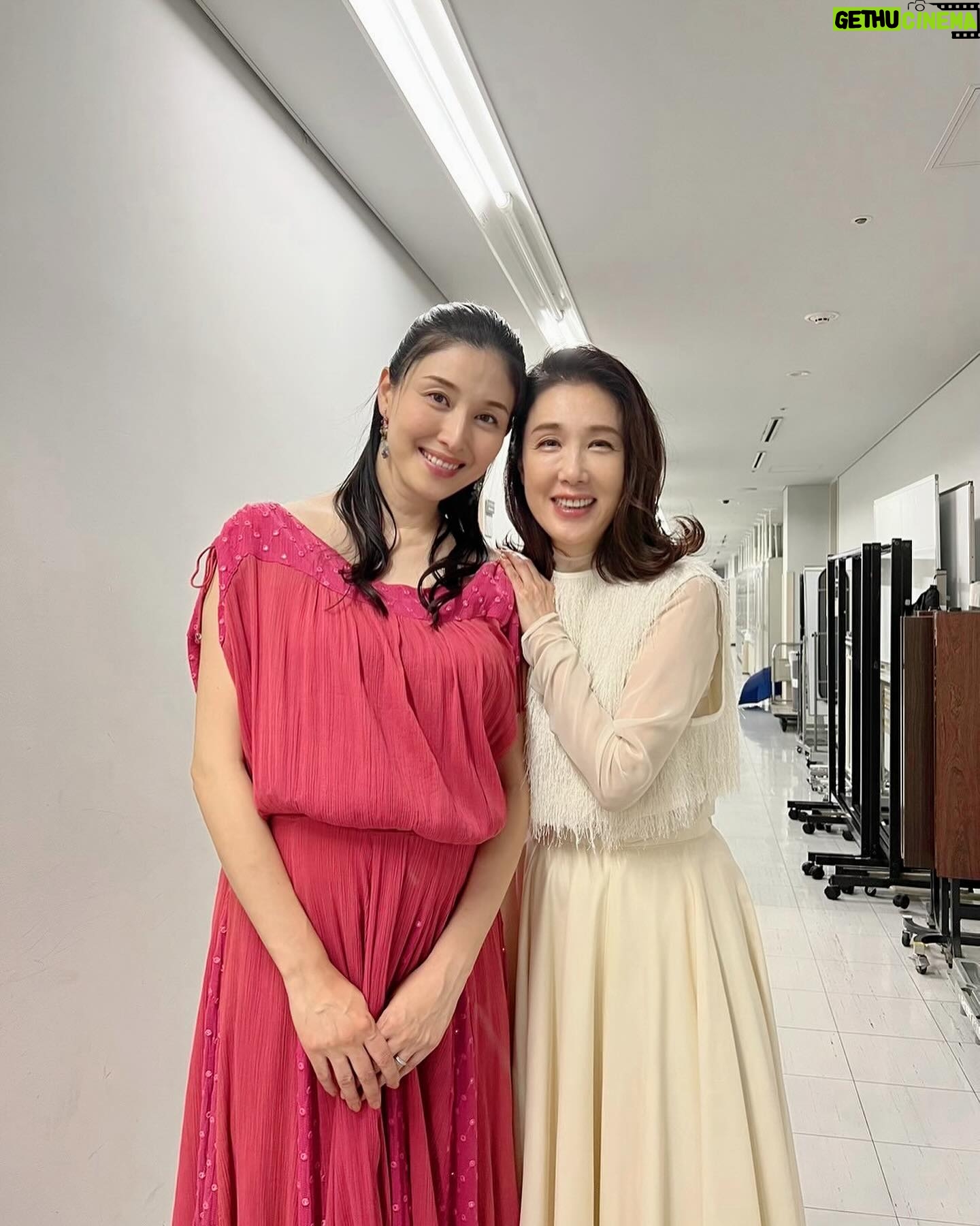 Manami Hashimoto Instagram - このあと21時から #読売テレビ #日本テレビ #秘密のケンミンショー極 ‼️ 今回は広島のタコ天に迫ります🐙 原監督と筒井真理子さんと写真を撮っていただきました💓 みてねー! それと最近の衣装たち🥰 ⭐️ケンミンショーの衣装 ワンピース @velnica_japan 靴 @katimshoes イヤリング @hiro.skyline @rhodes_showroom ⭐️青いワンピース イヤリング @ai_accessory 靴 @randa_pic