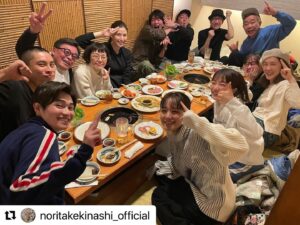Manami Hashimoto Instagram - 撮影後の急遽なお声かけだったけど、キャストみんな集まれた🥰すごいっ！　ドラマ　#春になったら

#Repost @noritakekinashi_official with @use.repost
・・・
チーム　春になったら！！

俳優・役者・女優・MASAHIKO（男優）大集合の巻！！打ち上げ前の打ち上げ会！！10話・11話、あと2本ス！！

楽しかった3ヶ月ちょい！！思い出選手権！

ベテラン俳優会長・光石研62才のジジーとともに私たちは走り続ける・・・

福山くん、差し入れありがとう！