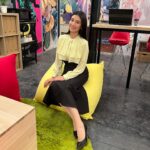 Manami Hashimoto Instagram – 先週、先々週の　#NHK #漫画家イエナガの複雑社会を超定義 
はクラウドと、睡眠でした😊みていただけましたか？睡眠の回は私も興味津々！ほんとにそんな未来が来るのかなぁ？
見逃した方はNHKプラスでぜひ☺️☺️

衣装　(睡眠)
@lanvin_en_bleu_womens

イヤリング
@threefourtime_official

靴
@dianashoespress

(クラウド)
ブラウス
@akikoogawa_collection

スカート
@snidel_official

イヤリング
@grossejapan

靴
@dianashoespress