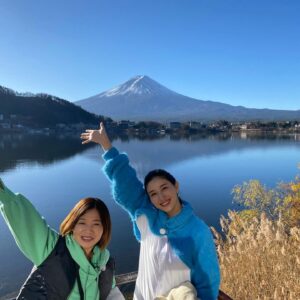Manami Hashimoto Instagram - このあと、6時30分♨から　#テレビ東京
　大久保川村の #温泉タオル集め旅

✨🗻富士見の絶景露天めぐり🗻✨

富士山がとっても綺麗で絶景露天風呂ばかりでした！果たしてタオルは集められたのか！？
ご覧ください😊

衣装

コート @wilfully_official
ボレロ j1u-by-labelleetude
ワンピ @emmi.jp
ピアス @sesari_accessory
イヤーカフ @mimi33_official
ローファー @daniella_and_gemma