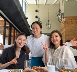 Manami Hashimoto Instagram - 先日の朝活🥰
短い時間だったけどいろんなお話できた💓
お店にもたくさんお客さんいらっしゃって、東京のおしゃれな人たちは早朝から朝活してるのね☺️
写真はタイマーで撮ったんだけど、中越典子さんが間に合わなくて何度も再撮🤣2枚目は左に手が映り込んでます。笑

#婚活1000本ノック  #ドラマ
