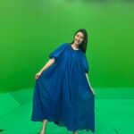 Manami Hashimoto Instagram - このあと21時から　#読売テレビ　#日本テレビ　#秘密のケンミンショー極 ‼️ 今回は広島のタコ天に迫ります🐙 原監督と筒井真理子さんと写真を撮っていただきました💓 みてねー！ それと最近の衣装たち🥰 ⭐️ケンミンショーの衣装 ワンピース @velnica_japan 靴 @katimshoes イヤリング @hiro.skyline @rhodes_showroom ⭐️青いワンピース イヤリング @ai_accessory 靴 @randa_pic