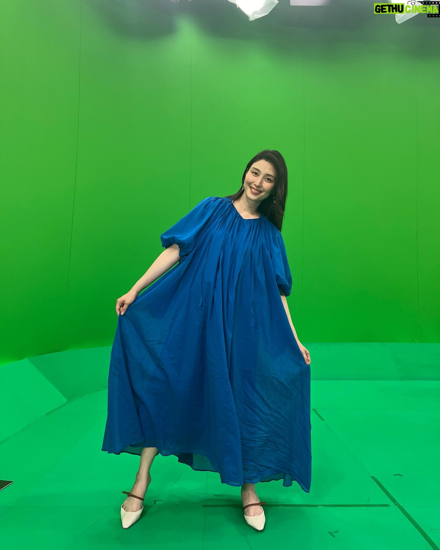 Manami Hashimoto Instagram - このあと21時から #読売テレビ #日本テレビ #秘密のケンミンショー極 ‼️ 今回は広島のタコ天に迫ります🐙 原監督と筒井真理子さんと写真を撮っていただきました💓 みてねー! それと最近の衣装たち🥰 ⭐️ケンミンショーの衣装 ワンピース @velnica_japan 靴 @katimshoes イヤリング @hiro.skyline @rhodes_showroom ⭐️青いワンピース イヤリング @ai_accessory 靴 @randa_pic