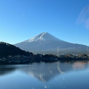 Manami Hashimoto Instagram - このあと、6時30分♨から　#テレビ東京
　大久保川村の #温泉タオル集め旅

✨🗻富士見の絶景露天めぐり🗻✨

富士山がとっても綺麗で絶景露天風呂ばかりでした！果たしてタオルは集められたのか！？
ご覧ください😊

衣装

コート @wilfully_official
ボレロ j1u-by-labelleetude
ワンピ @emmi.jp
ピアス @sesari_accessory
イヤーカフ @mimi33_official
ローファー @daniella_and_gemma