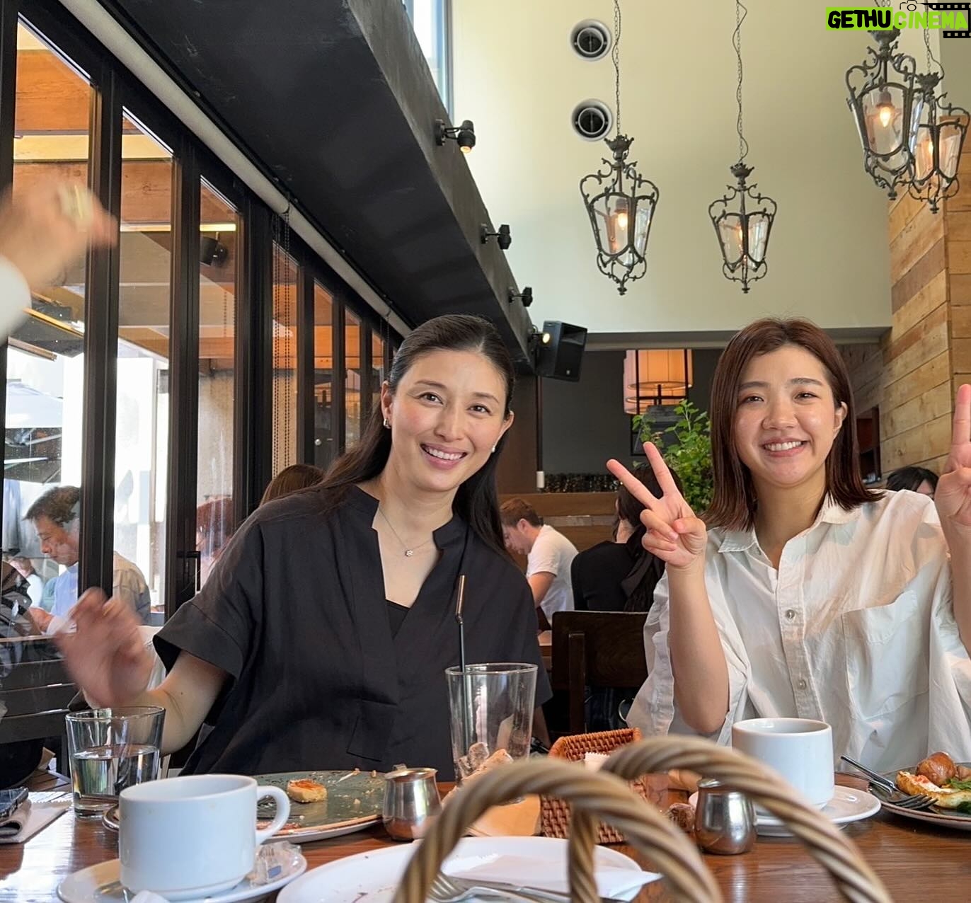 Manami Hashimoto - 8.5K Likes - 先日の朝活🥰
短い時間だったけどいろんなお話できた💓
お店にもたくさんお客さんいらっしゃって、東京のおしゃれな人たちは早朝から朝活してるのね☺️
写真はタイマーで撮ったんだけど、中越典子さんが間に合わなくて何度も再撮🤣2枚目は左に手が映り込んでます。笑
#婚活1000本ノック #ドラマ