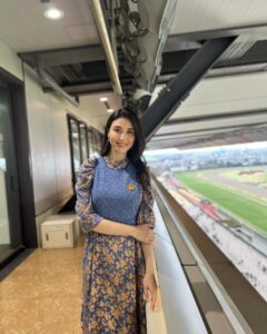Manami Hashimoto Instagram - みんなの競馬生放送🏇 東京新聞杯は出遅れの影響だったのかマスクトディーヴァが馬群に埋もれてしまった😨残念でした😢 でも競馬はいつもドキドキ💓楽しかったわん🐕 夜はお友達と極上のお肉を食べにいきました💓 #フジテレビ　#競馬　 ワンピース @troisiemechaco イヤリング @grossejapan 靴 @dianashoespress