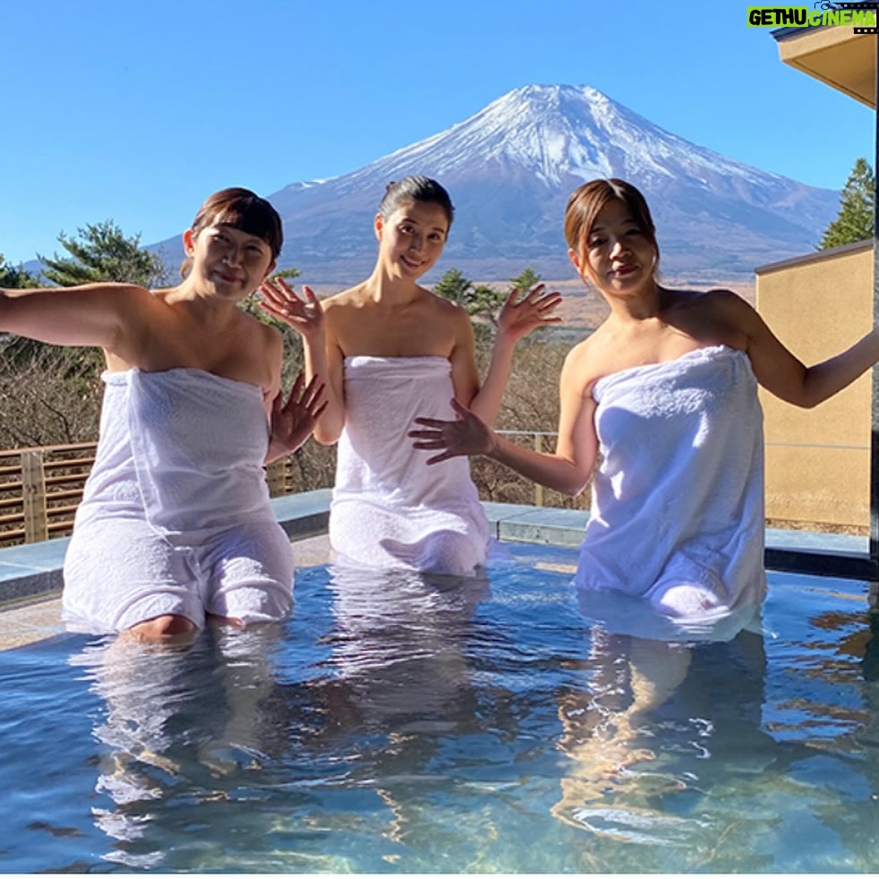 Manami Hashimoto - 8.3K Likes - このあと、6時30分♨から #テレビ東京
大久保川村の #温泉タオル集め旅
✨🗻富士見の絶景露天めぐり🗻✨
富士山がとっても綺麗で絶景露天風呂ばかりでした!果たしてタオルは集められたのか!?
ご覧ください😊
衣装
コート @wilfully_official
ボレロ j1u-by-labelleetude
ワンピ @emmi.jp
ピアス @sesari_accessory
イヤーカフ @mimi33_official
ローファー @daniella_and_gemma