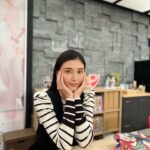 Manami Hashimoto Instagram – 今夜の　#漫画家イエナガの複雑社会を超定義 #NHK (23時15分から)はキャンプです🏕️暖かい時にいくキャンプ最高ですよね😍ぜひご覧ください(^｡^)

キャンプ回衣装

トップス、パンツ
@lanvin_en_bleu_womens

靴
@alm._official

前回和牛の回
トップス、ワンピース
@lanvin_en_bleu_womens

イヤリング
@threefourtime_official

靴
@dianashoespress
