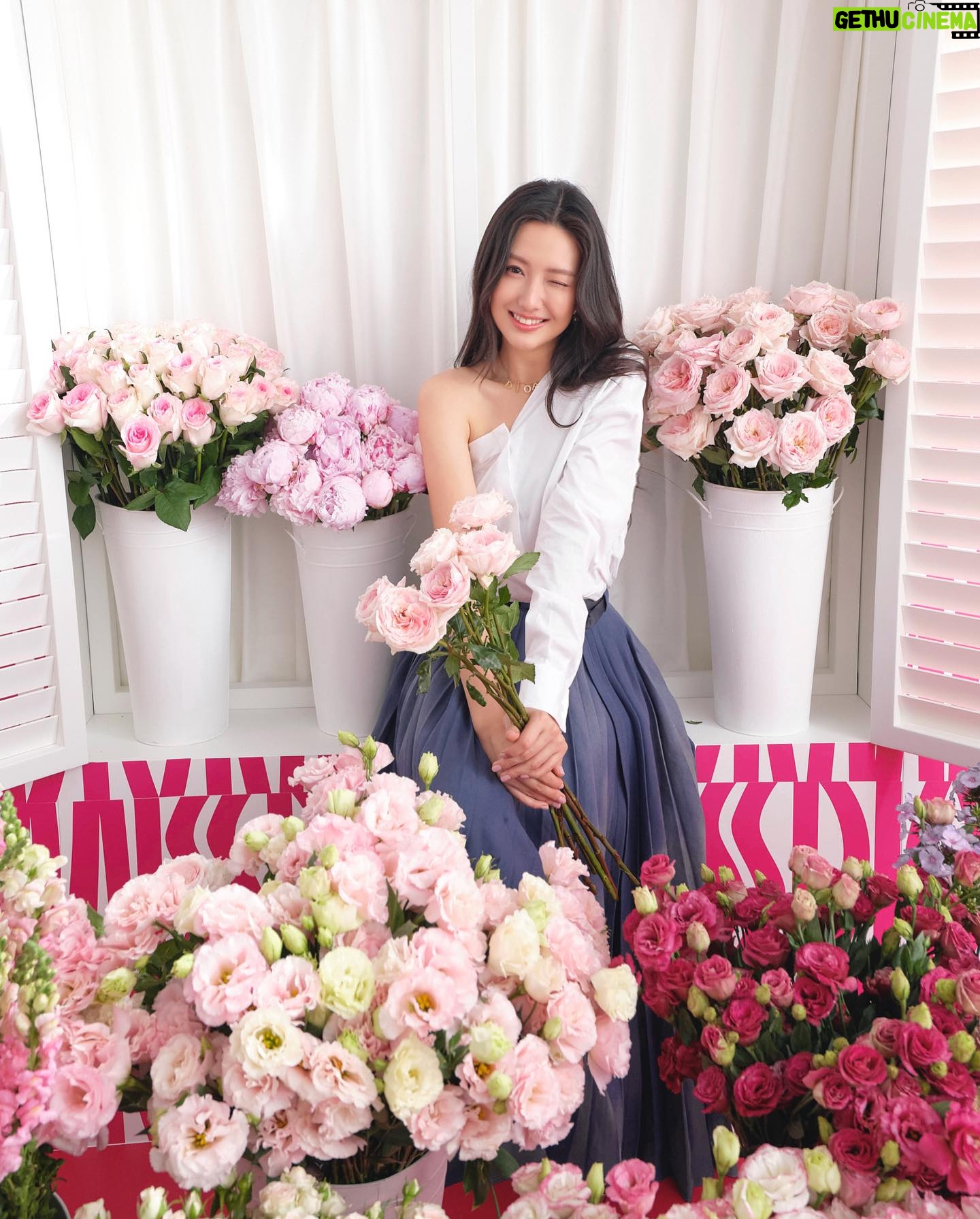 Mandy Tam Man-Huen Instagram - Love is a bouquet💗 For me, Miss Dior is really representing romance, elegance & youth💓 which expresses love and happiness like an olfactory bouquet of a thousand colors✨ Unlike other members, the Miss Dior Parfums has a detectable tones of Jasmine with wild stawberry facets, reveals a surprising floral and fruity note that contrasts with the woody tones & is brightened by hints of mandarin💐✨ I‘m in love💖 @DiorBeauty #MissDior #LoveOutLoud #MissDiorParfum @DiorBeautyLovers #DiorBeautyLovers