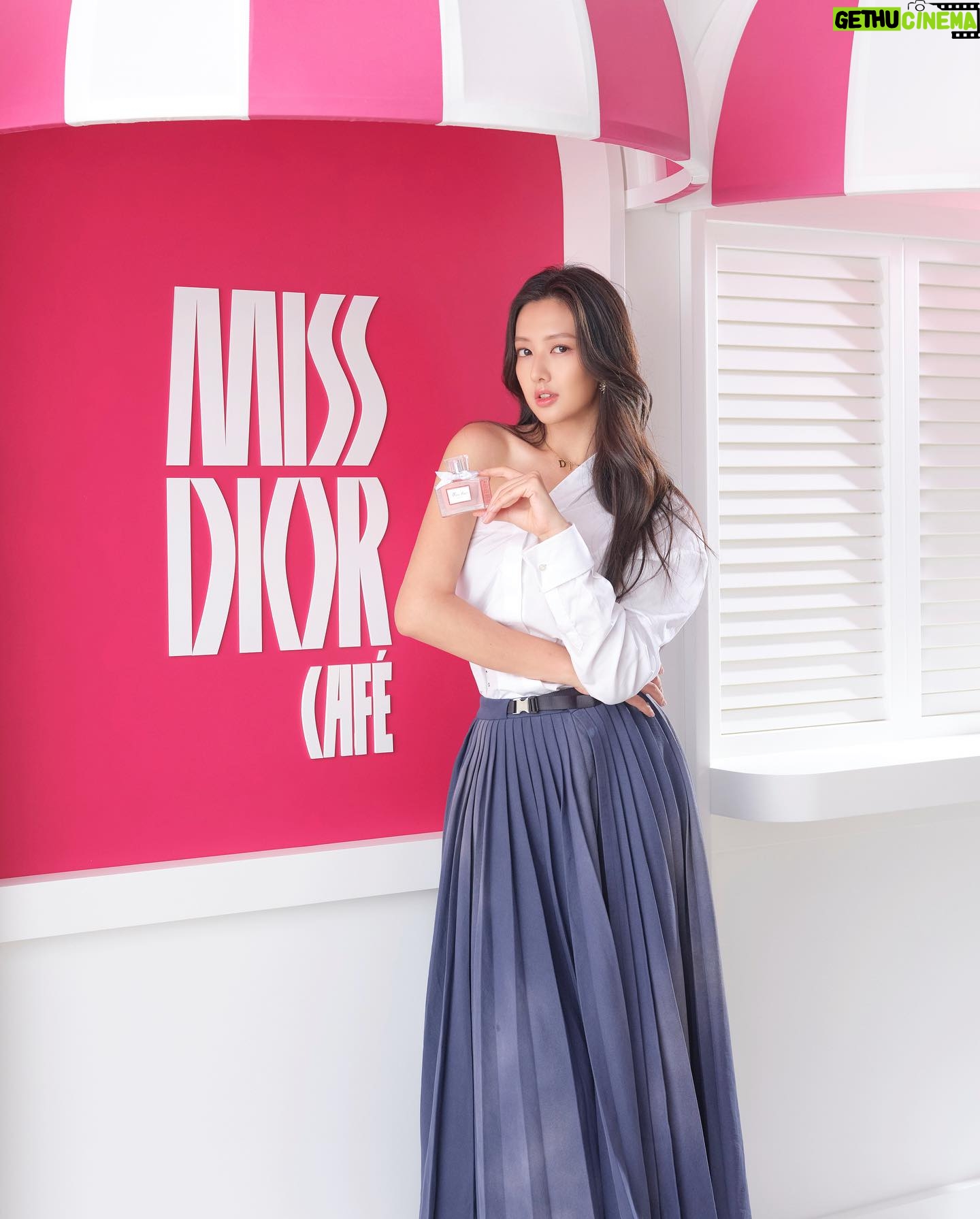 Mandy Tam Man-Huen Instagram - Love is a bouquet💗 For me, Miss Dior is really representing romance, elegance & youth💓 which expresses love and happiness like an olfactory bouquet of a thousand colors✨ Unlike other members, the Miss Dior Parfums has a detectable tones of Jasmine with wild stawberry facets, reveals a surprising floral and fruity note that contrasts with the woody tones & is brightened by hints of mandarin💐✨ I‘m in love💖 @DiorBeauty #MissDior #LoveOutLoud #MissDiorParfum @DiorBeautyLovers #DiorBeautyLovers