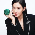 Mandy Tam Man-Huen Instagram - Introducing you the Valentino Beauty GO-Cushion Glitter Edition 💚 A 24H fresh & lasting wear cushion foundation in a green glitter design compact✨which is enriched with the signature Roma Light ComplexTM for all-day radiant matte finish, perfect for this spring and the green glitter packaging reveals my extravagant vibe🔥😘 Together with the newly launched Born in Roma Green Stravaganza Donna EDP that takes me on a bold adventure into the extravagance of Rome🤍Allowing me to feel the energy and express myself in unique ways in a feminine floral tea and vanilla note 💚 COME WITH ME SPARKLE YOUR REALITY with Valentino Beauty✨ Get the Look❤️‍🔥 Go-Cushion Green Stravaganza ‘LN2’ 💄Rosso Valentino 132A Born in Roma Green Stravaganza Donna #valentinobeauty #sparkleyourreality @maisonvalentino