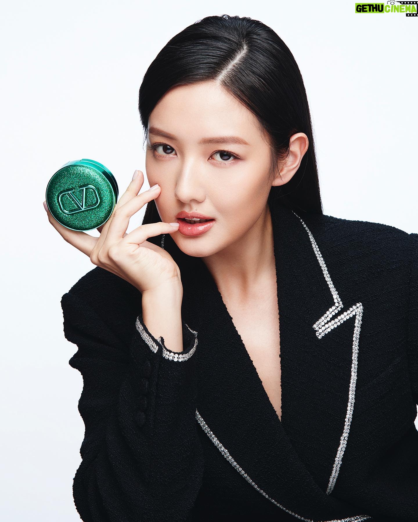 Mandy Tam Man-Huen Instagram - Introducing you the Valentino Beauty GO-Cushion Glitter Edition 💚 A 24H fresh & lasting wear cushion foundation in a green glitter design compact✨which is enriched with the signature Roma Light ComplexTM for all-day radiant matte finish, perfect for this spring and the green glitter packaging reveals my extravagant vibe🔥😘 Together with the newly launched Born in Roma Green Stravaganza Donna EDP that takes me on a bold adventure into the extravagance of Rome🤍Allowing me to feel the energy and express myself in unique ways in a feminine floral tea and vanilla note 💚 COME WITH ME SPARKLE YOUR REALITY with Valentino Beauty✨ Get the Look❤️🔥 Go-Cushion Green Stravaganza ‘LN2’ 💄Rosso Valentino 132A Born in Roma Green Stravaganza Donna #valentinobeauty #sparkleyourreality @maisonvalentino