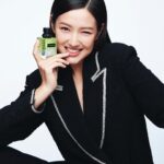 Mandy Tam Man-Huen Instagram - Introducing you the Valentino Beauty GO-Cushion Glitter Edition 💚 A 24H fresh & lasting wear cushion foundation in a green glitter design compact✨which is enriched with the signature Roma Light ComplexTM for all-day radiant matte finish, perfect for this spring and the green glitter packaging reveals my extravagant vibe🔥😘 Together with the newly launched Born in Roma Green Stravaganza Donna EDP that takes me on a bold adventure into the extravagance of Rome🤍Allowing me to feel the energy and express myself in unique ways in a feminine floral tea and vanilla note 💚 COME WITH ME SPARKLE YOUR REALITY with Valentino Beauty✨ Get the Look❤️‍🔥 Go-Cushion Green Stravaganza ‘LN2’ 💄Rosso Valentino 132A Born in Roma Green Stravaganza Donna #valentinobeauty #sparkleyourreality @maisonvalentino